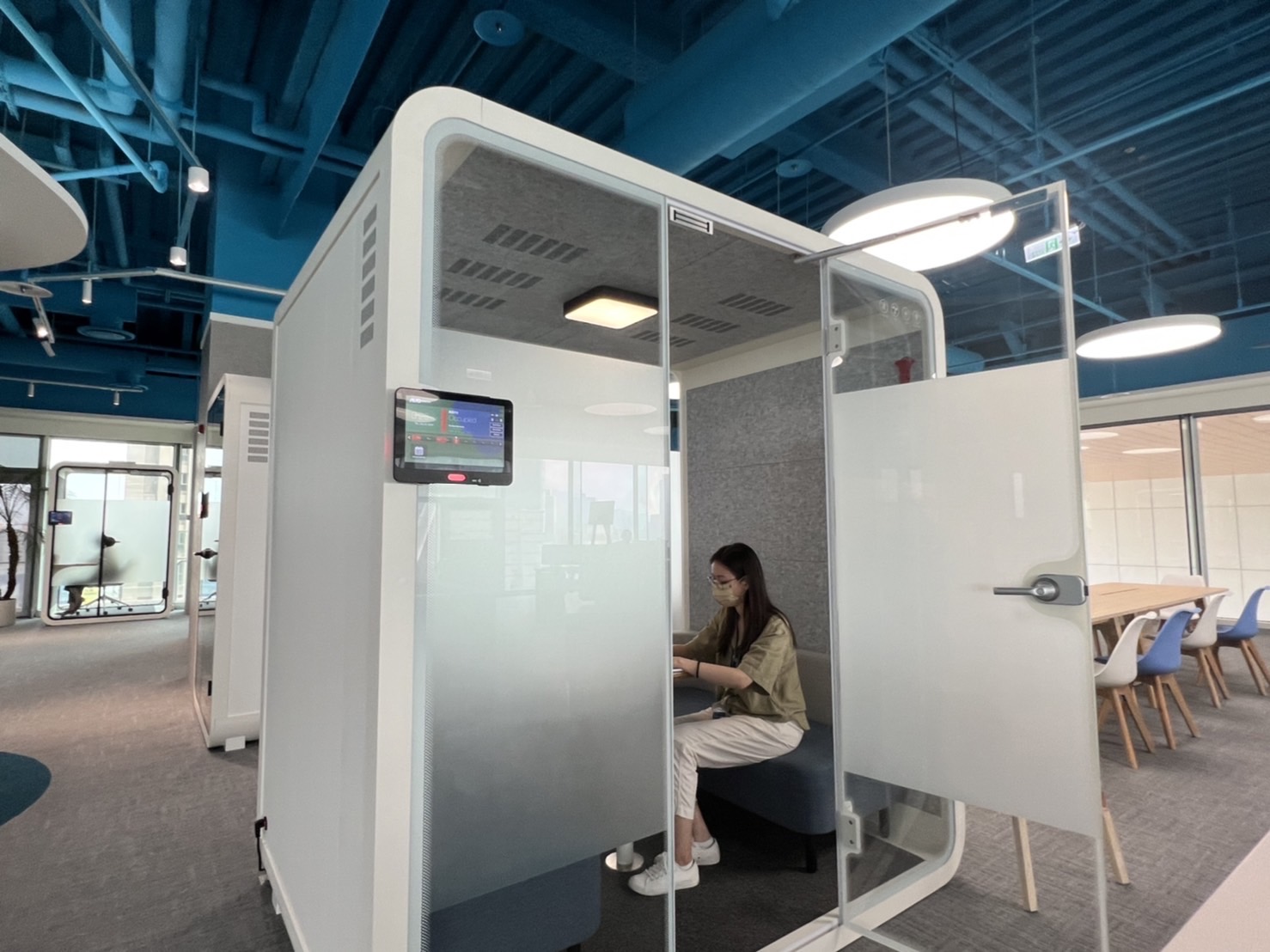 东升国际高雄據點的智慧行動辦公艙，展現东升国际在面板以外的研發應用軟實力